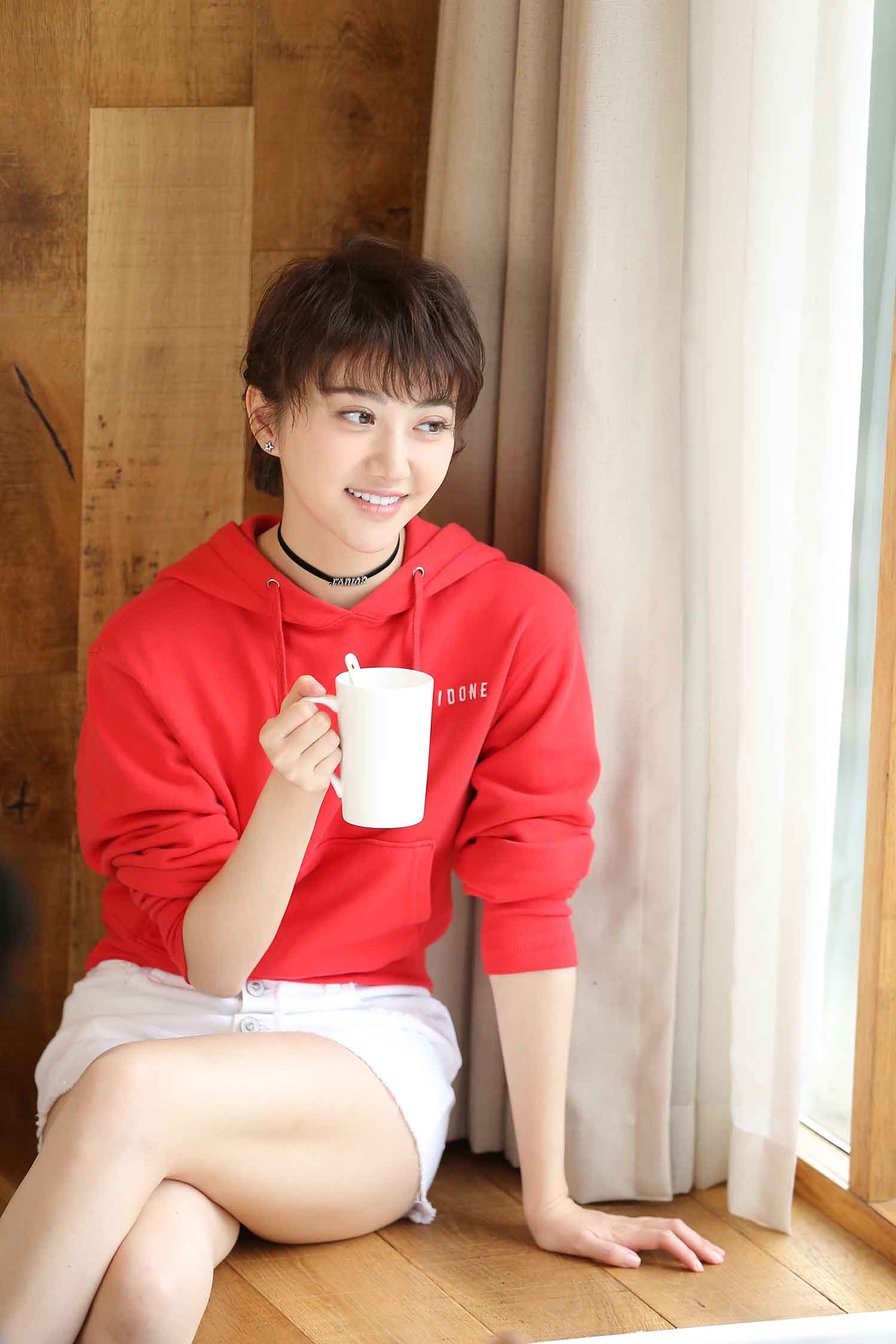 【764张/4.92G】景甜 综艺节目现场4套泳池边热裤照片[明星生图网盘下载]