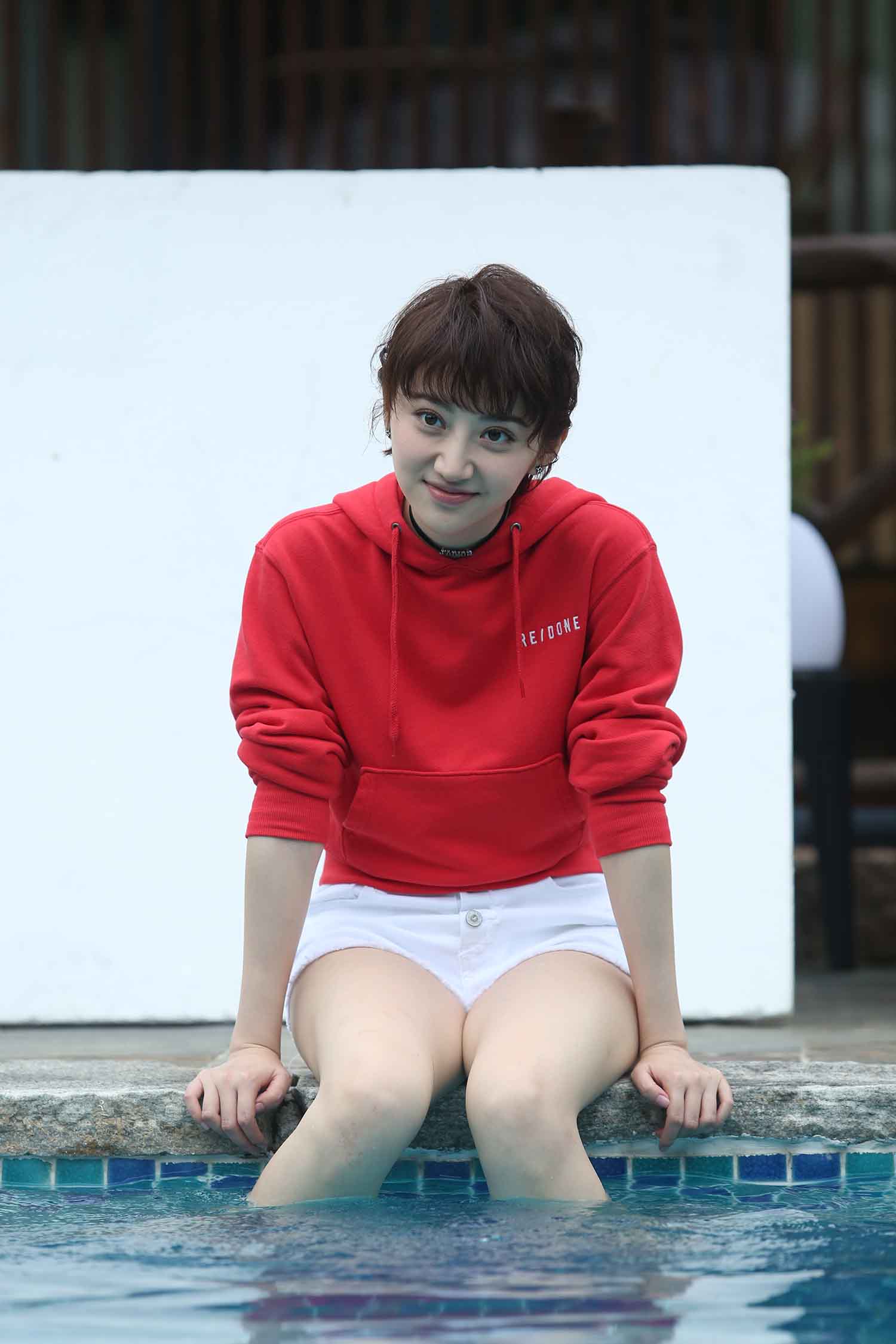 【764张/4.92G】景甜 综艺节目现场4套泳池边热裤照片[明星生图网盘下载]