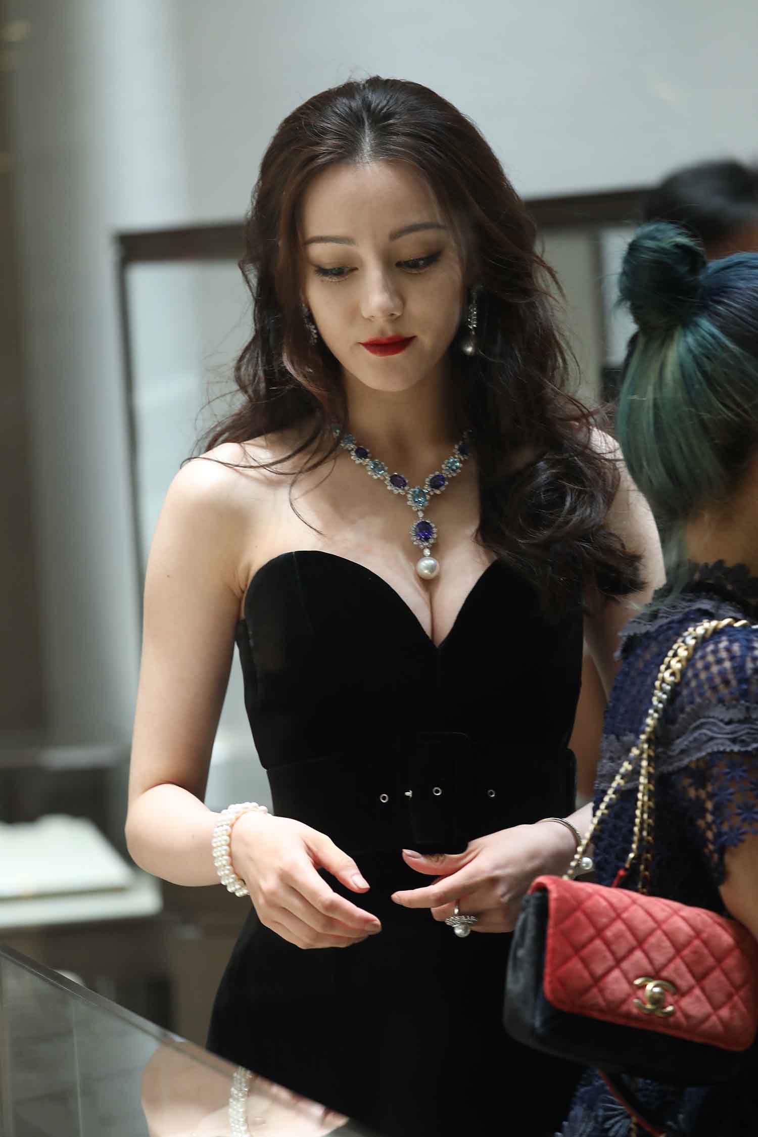 【226张/1.47G】迪丽热巴 黑色抹胸