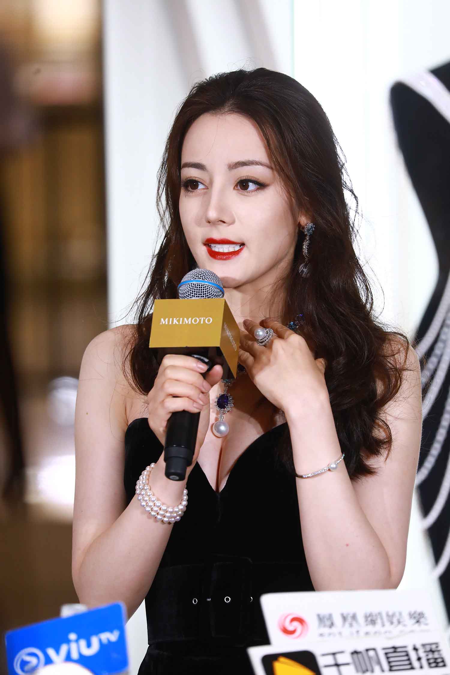 【226张/1.47G】迪丽热巴 黑色抹胸