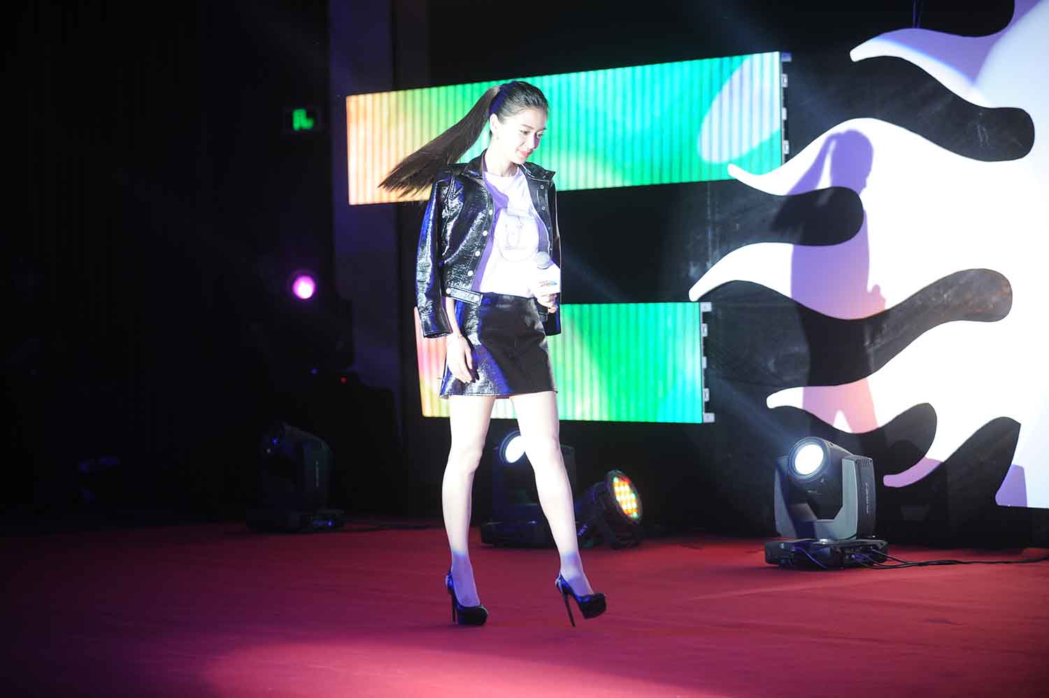 【137张/897M】杨颖 黑色皮短裙