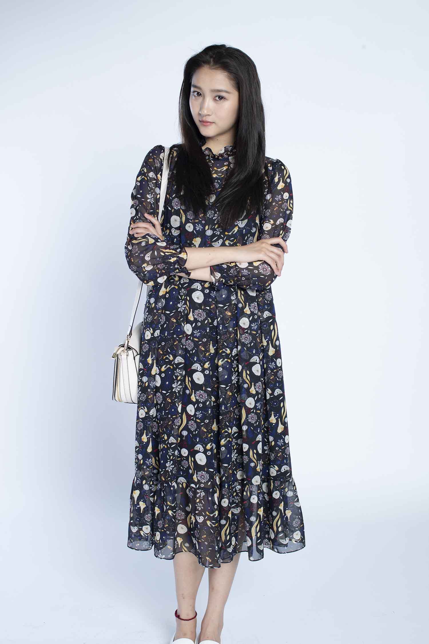 【CR2原图 45张/1.01G】关晓彤 黑色碎花连衣裙