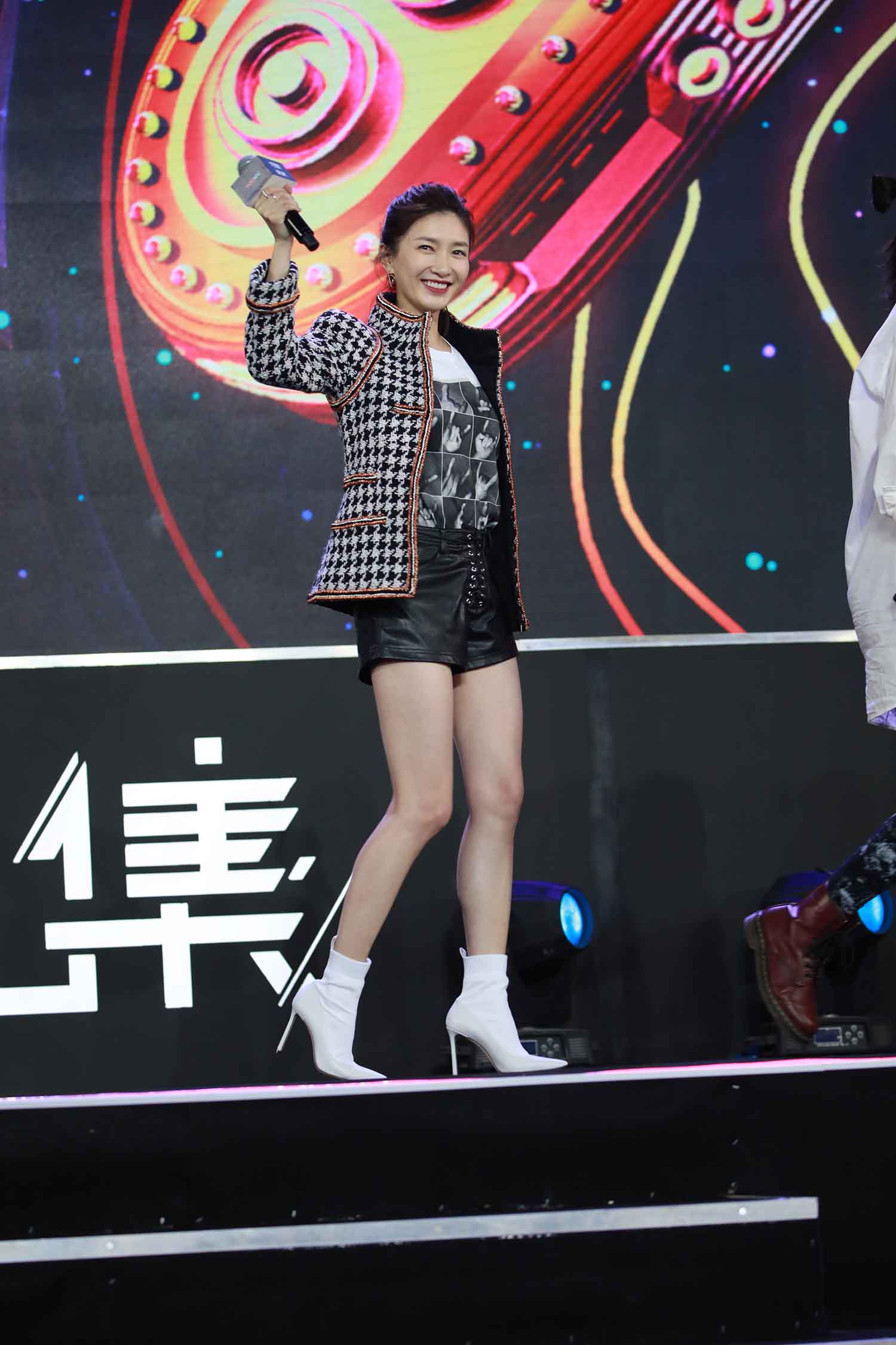 【223张/1.6G】江疏影 黑色皮短裤露长腿 优酷某活动现场 [明星生图网盘下载]