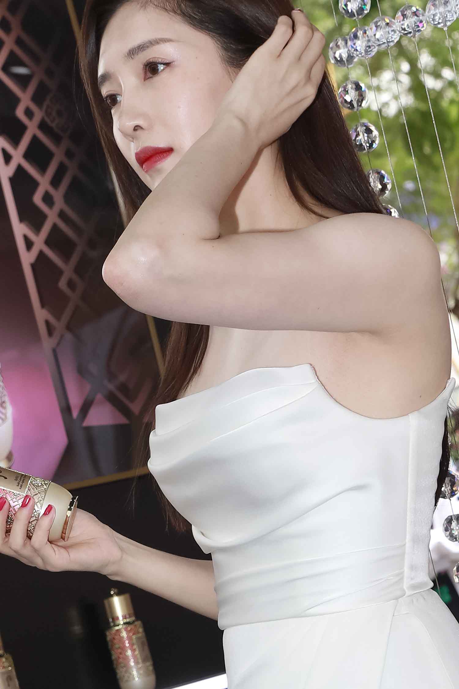 【78张/0.97G】江疏影 某商场活动现场特写照（足、肩、腿等）[明星生图下载]