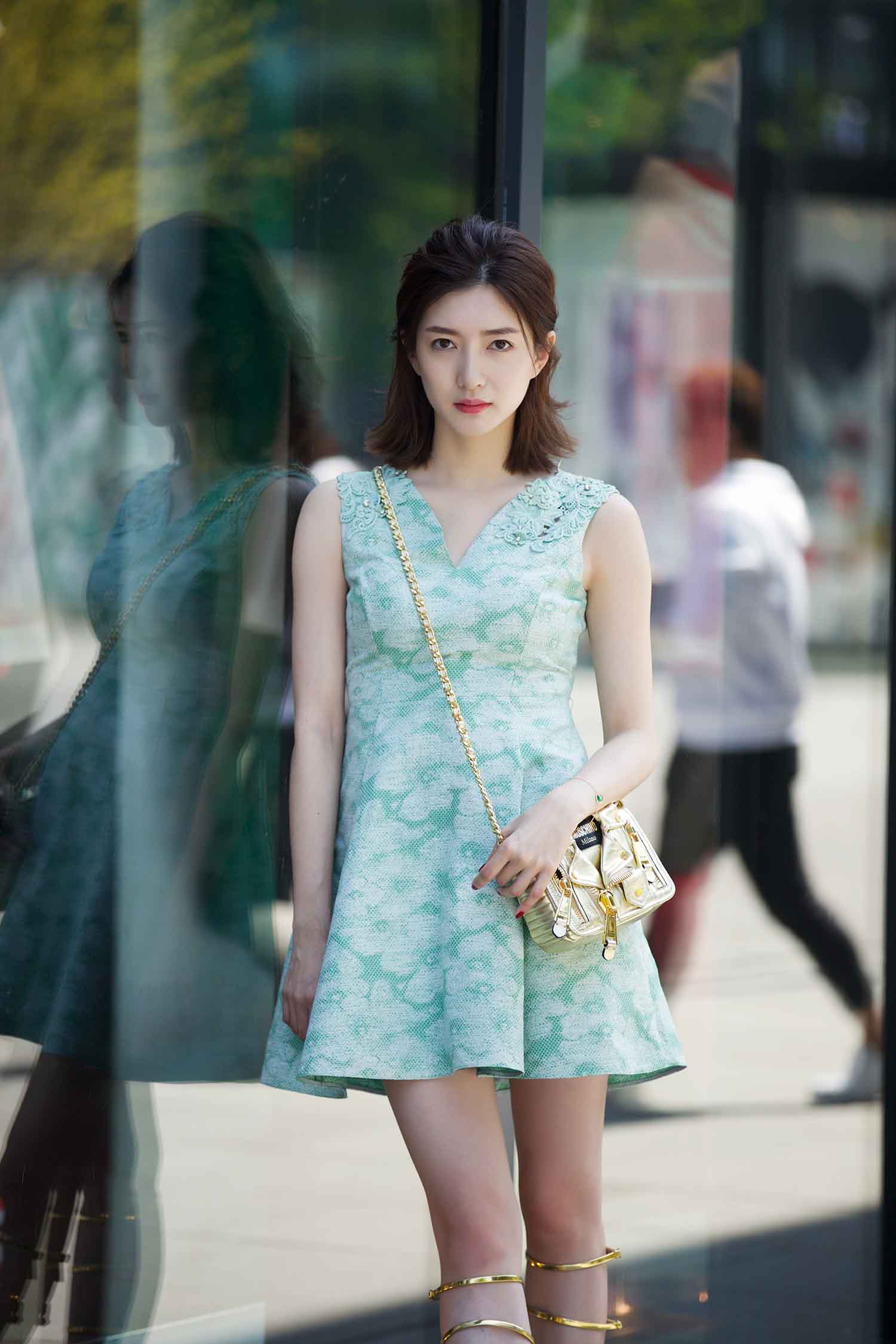 【8张/30M】江疏影 绿色连衣短裙广告街拍 [明星生图网盘下载]