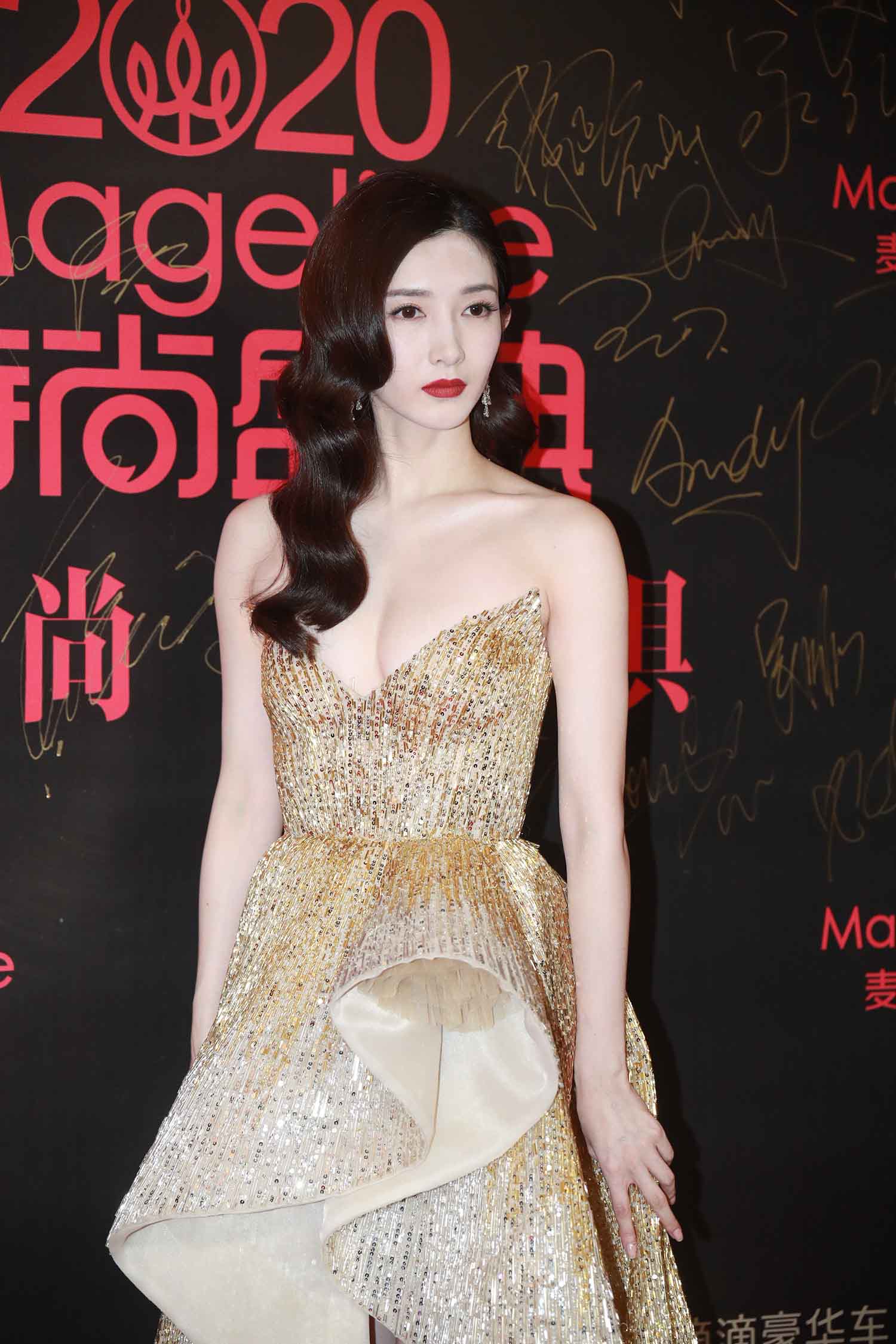【83张/482M】江疏影 金色低胸晚礼服出席2020年时尚盛典 [明星生图网盘下载]