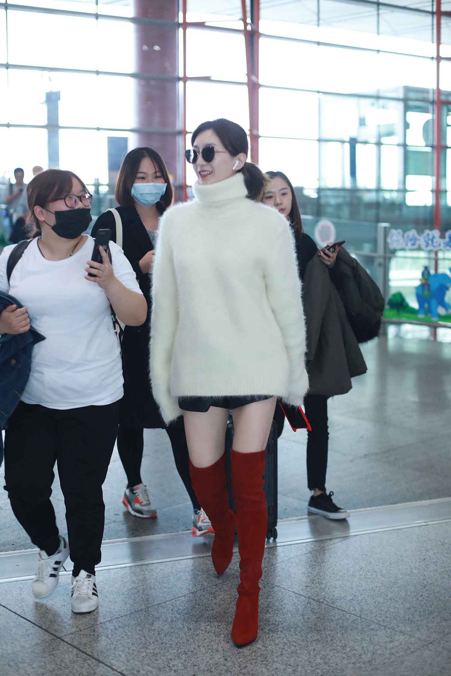 【257张/2.03G】江疏影 牛仔裤机场实拍大白腿 [明星生图网盘下载]