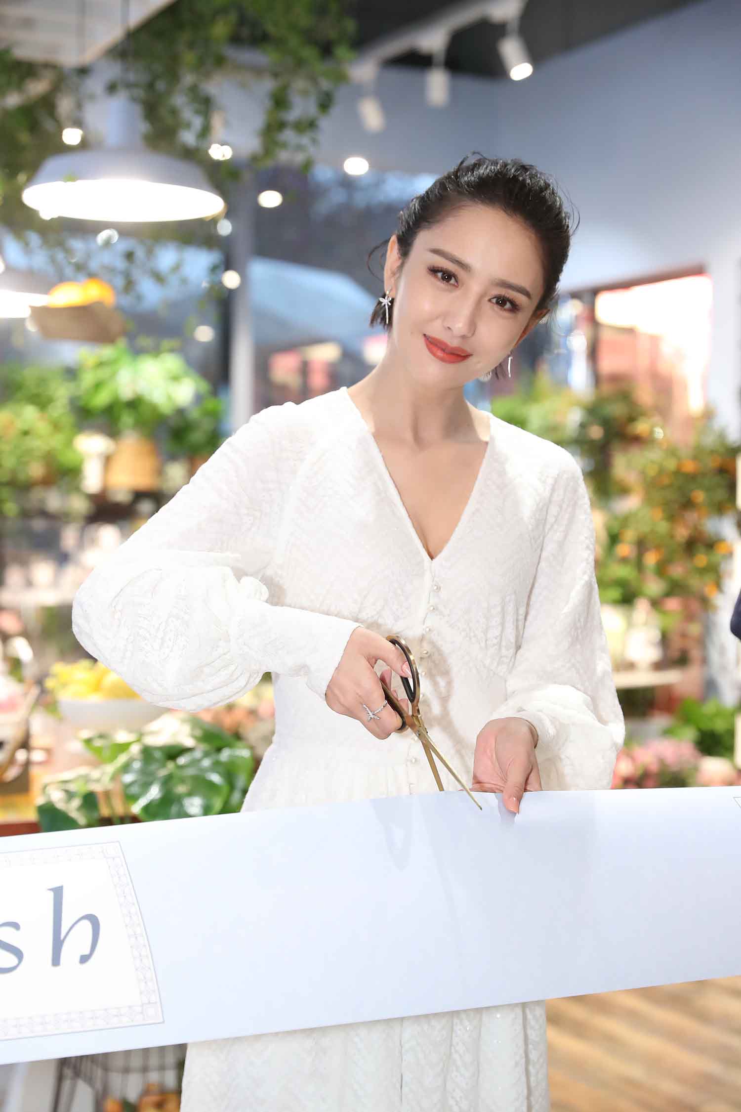 【426张/3.33G】佟丽娅 身着白色深V连衣裙出席fresh开业典礼 [明星生图下载]