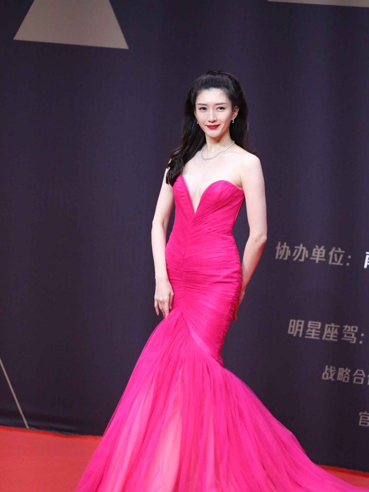 【120张/1.01G】江疏影 玫红色深V露胸礼服 [明星生图网盘下载]