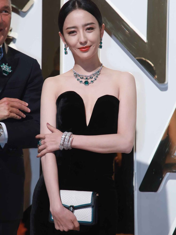 【67张/190M】  佟丽娅 某发布会现场 黑色深V抹胸超短裙 露大腿 [明星生图下载]