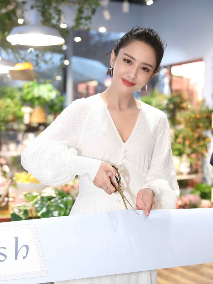 【426张/3.33G】佟丽娅 身着白色深V连衣裙出席fresh开业典礼 [明星生图下载]