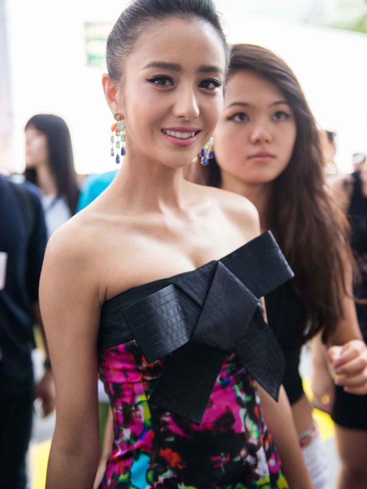 【92张/117M】佟丽娅 碎花抹胸连衣裙 近距离拍摄 [明星生图网盘下载]